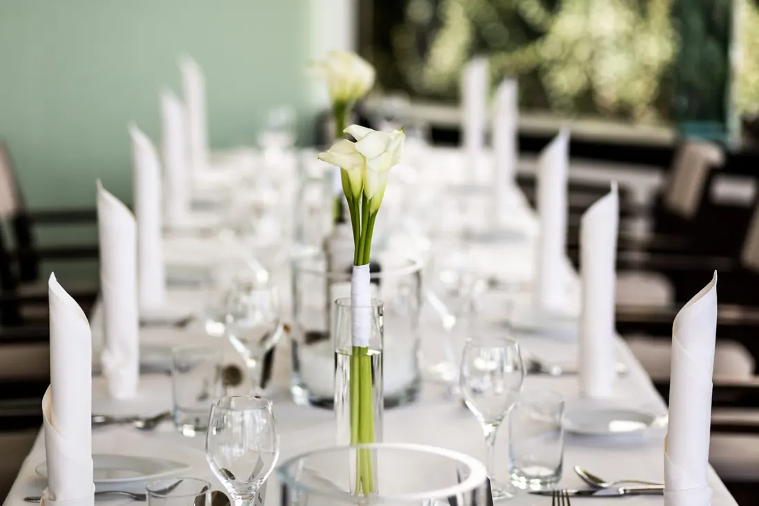 Festlich gedeckte Tafel mit Stoffservietten und Blumen